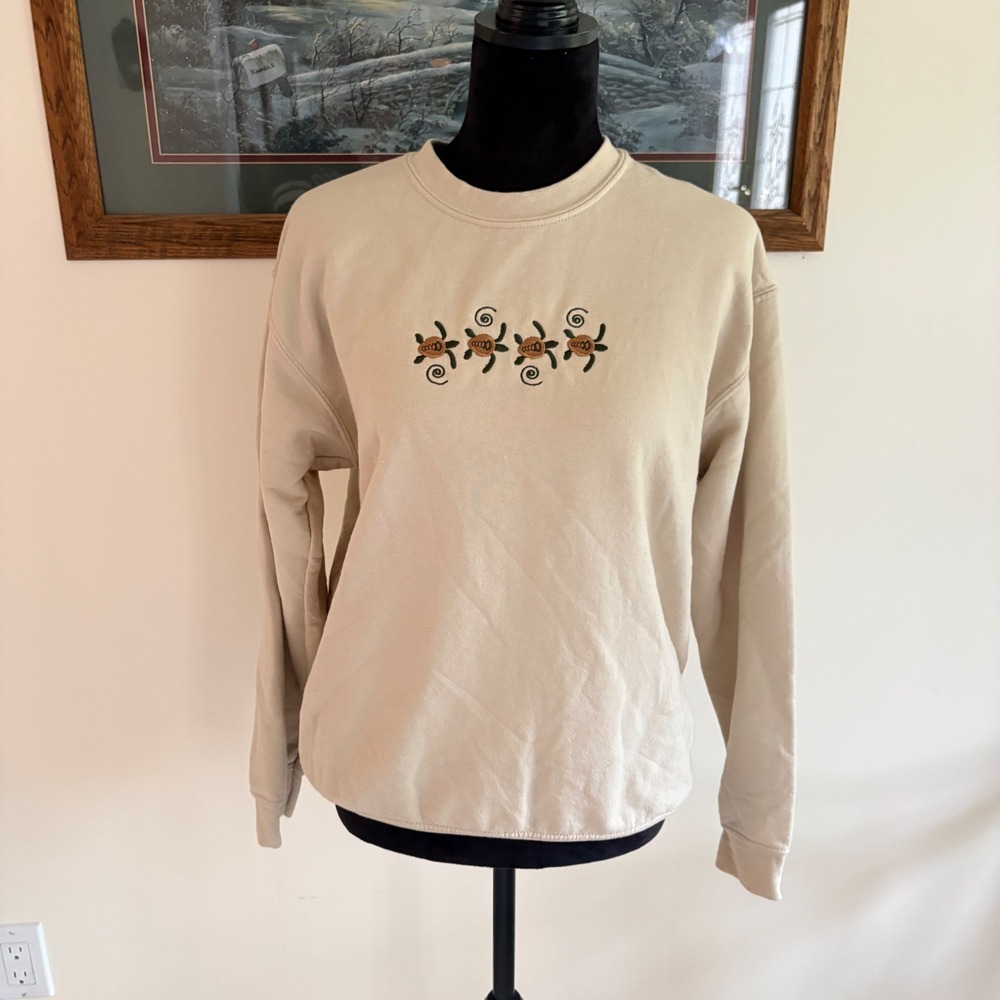 Gildan Turtle Embroidered Sweatshirt Unisex Medium Sand Tan Fleece Crewneck